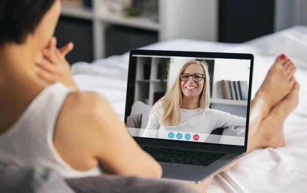 Medelålders Kvinna Sovkläder Vilar Bekväm Säng Chatta Med Vän Laptop — Stockfoto