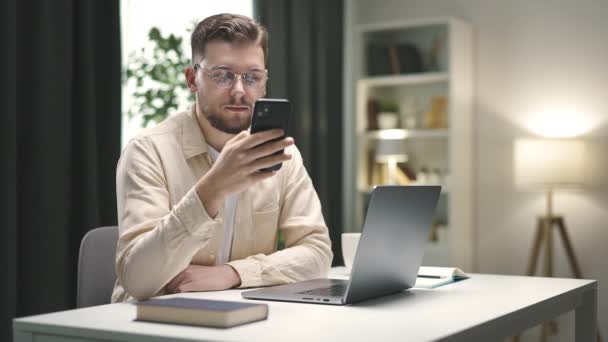 Jovem Sexo Masculino Usando Smartphone Pausa Para Mensagens Texto Rolar — Vídeo de Stock