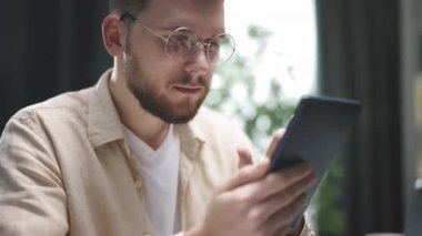 Gözlüklü beyaz erkek akıllı telefon, sörf ağı ve sosyal ağlar, teknolojiler.