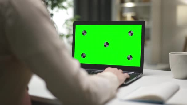 Ung Kaukasisk Man Sitter Vid Skrivbordet Och Tittar Chromakey Laptop — Stockvideo