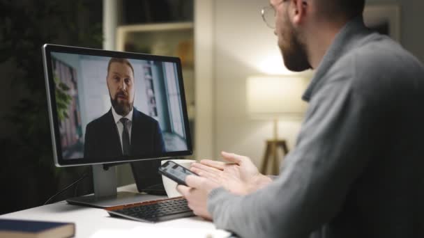 Dwóch Mężczyzn Rasy Kaukaskiej Posiadających Videochat Omawiających Decyzje Biznesowe Młody — Wideo stockowe