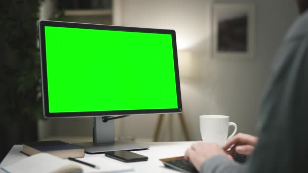 Evde Çalışan Rahat Atlamacı Erkek Yeşil Ekranda Serbest Programcı Kodu — Stok video