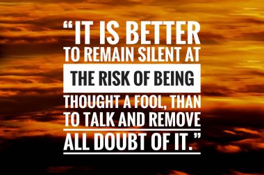 Hayat hakkında güzel doğal gökyüzü arka planına sahip başarı alıntısı, motivasyonel ilham alıntısı