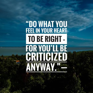 Yaz manzarasının arka planında ilham verici motivasyon alıntısı