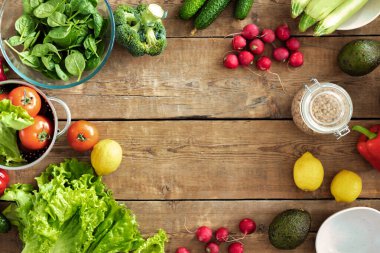 Ahşap arka planda diyet yemekleri hazırlamak için çeşitli sebze ve mısır gevrekleri çerçevesi. Sağlıklı ve diyet gıda konsepti