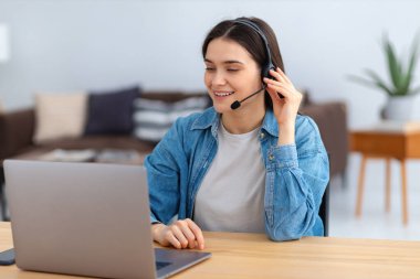 Kafkasyalı mutlu kadın müşteri destek hizmetlerinin portresi modern ofiste oturan, online danışmanlık. Kadın çağrı merkezi. Gülümseyen kadın müşteri desteği ya da satış temsilcisi