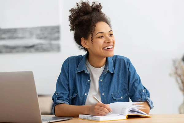 Sonriente Estudiante Afroamericana Soñadora Freelancer Sentada Casa Oficina Moderna Exitosa —  Fotos de Stock