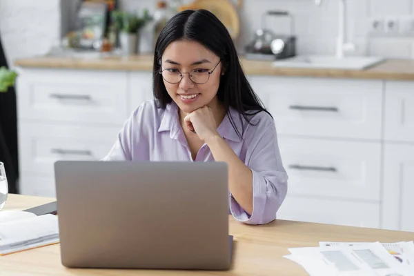 Sorrindo Mulher Negócios Asiática Freelancer Usando Computador Portátil Pesquisando Line — Fotografia de Stock