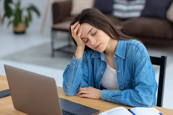 Retrato Mujer Joven Caucásica Estresada Cansada Sentada Lugar Trabajo Oficina —  Fotos de Stock