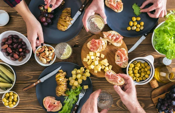 Amigos Ter Conceito Mesa Jantar Três Pessoas Jantando Juntas Vista — Fotografia de Stock