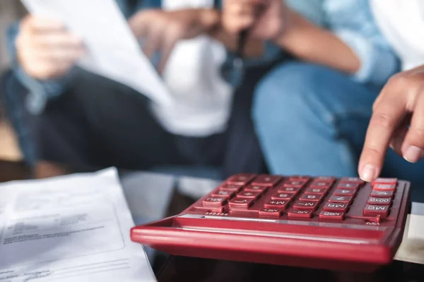 Boekhouder Berekent Belastingaangifte Rekenmachine Close Werkplek Het Kantoor Financieel Concept — Stockfoto