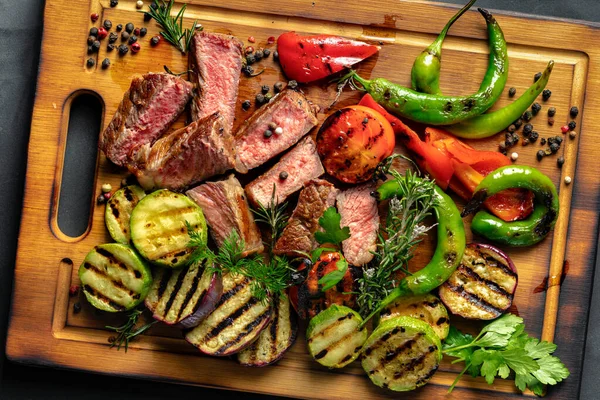 Krájený Smažený Steak Grilovanou Zeleninou Kečupovou Omáčkou Dřevěné Řezací Desce — Stock fotografie