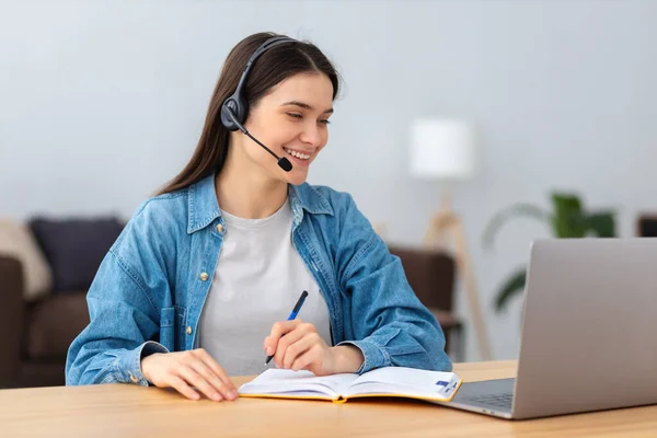 Unga Leende Frilansare Headset Med Bärbar Dator Som Arbetar Online — Stockfoto