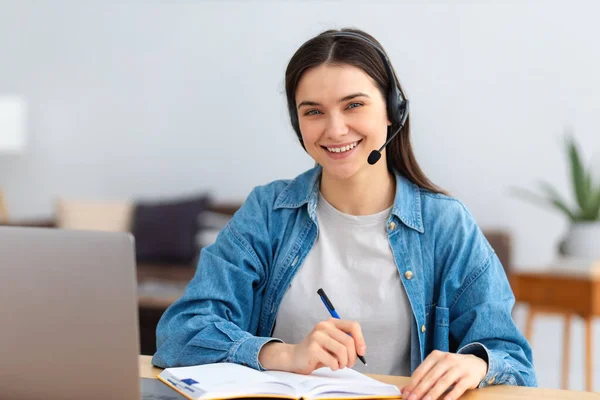 Distansutbildning Online Utbildning Porträtt Leende Ung Kvinnlig Frilansare Som Arbetar — Stockfoto