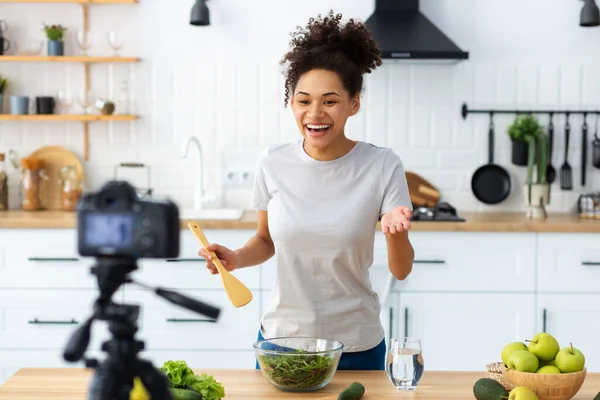 Afro Americano Jovem Fêmea Preparando Salada Casa Cozinha Mulher Bonita — Fotografia de Stock