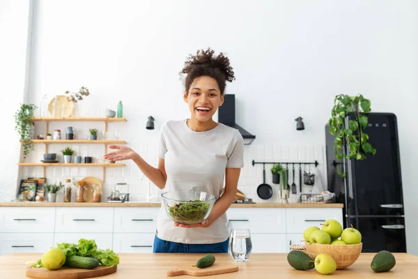 Giovane Donna Afroamericana Che Utilizza Webcam Registrare Video Cucina Sana — Foto Stock