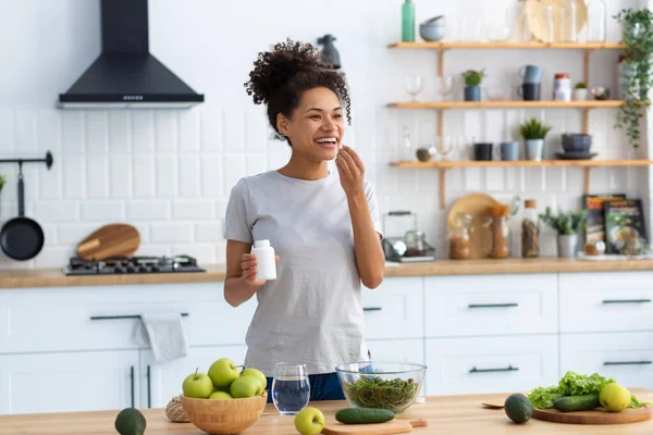 Felice Donna Afroamericana Piedi Tavolo Della Cucina Cucina Casa Bere — Foto Stock