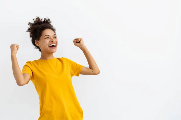 Retrato Joven Mujer Afroamericana Emocionada Tiene Buen Humor Siente Feliz — Foto de Stock