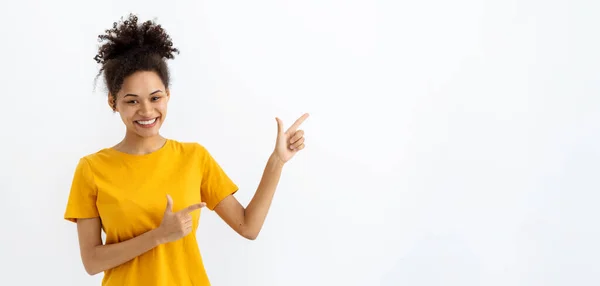 Hermosa Mujer Joven Afroamericana Sonriendo Con Dedo Apuntando Sobre Fondo — Foto de Stock