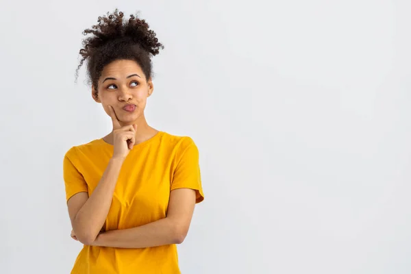 Joven Mujer Afroamericana Con Pelo Rizado Sobre Fondo Blanco Pensando — Foto de Stock