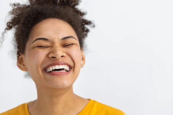 Retrato Joven Feliz Positivo Mujer Afroamericana Con Dientes Blancos Sonriendo — Foto de Stock