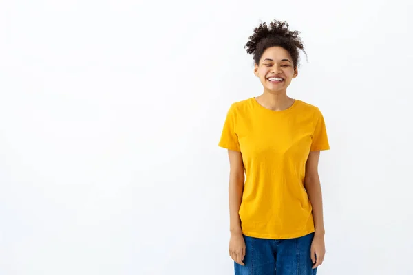 Retrato Joven Divertido Positivo Sonriente Mujer Afroamericana Vestida Con Ropa — Foto de Stock
