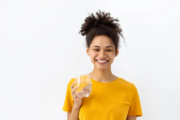 Sonriente Joven Afroamericana Sosteniendo Vaso Agua Limpia Fresca Mirando Cámara — Foto de Stock