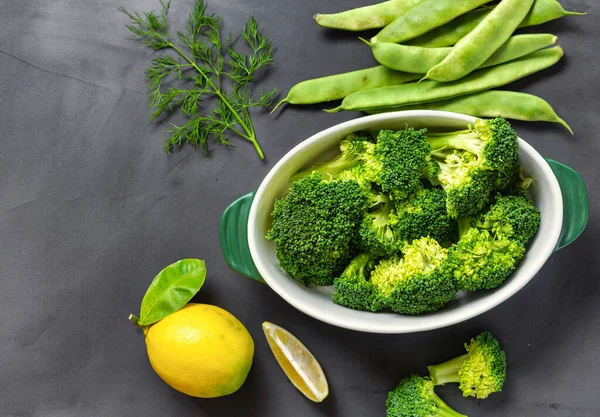 Ingredienti Crudi Cucinare Cibi Vegetariani Sani Broccoli Fagiolini Limone Prezzemolo — Foto Stock