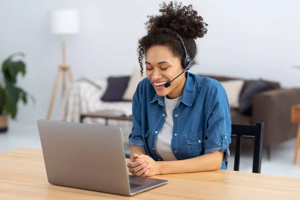 Retrato Mujer Afroamericana Feliz Servicio Atención Cliente Empleado Auriculares Sentado —  Fotos de Stock