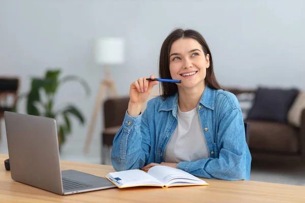 Sonriente Caucásica Joven Estudiante Pensativa Que Estudia Casa Retrato Freelancer —  Fotos de Stock