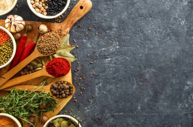 Üst düzey baharatlar, otlar, pirinç ve çeşitli fasulye ve baharatlar fotokopi alanı ile koyu arka planda yemek pişirmek için.