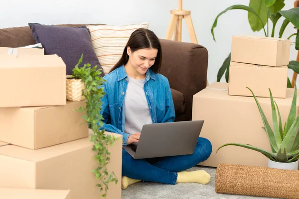 Moving New House Rental Housing Happy Caucasian Woman Using Laptop — Foto de Stock