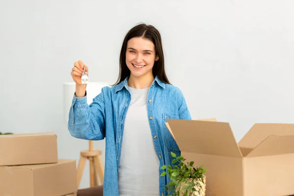 Young Caucasian Woman Holding Keys Her Hands While Standing Her — Foto de Stock