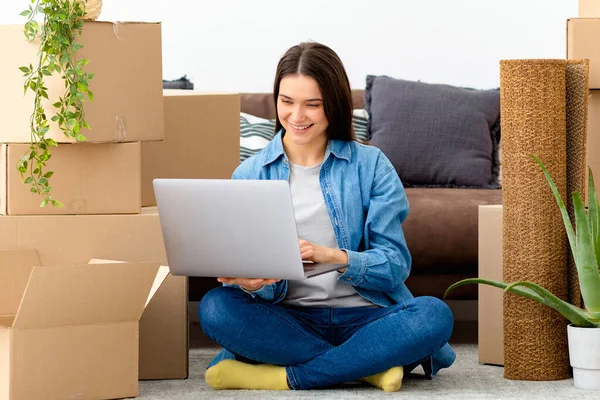 Happy Young Woman Using Laptop Computer Search Order Transportation Service — Foto de Stock