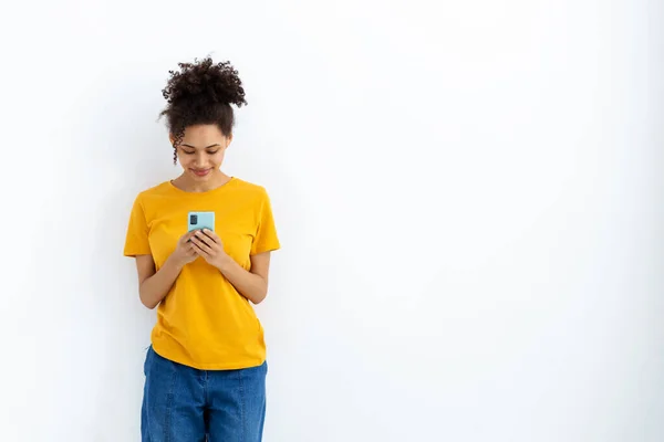 Beautiful Young African American Woman Holding Mobile Phone Online Chatting — Foto de Stock