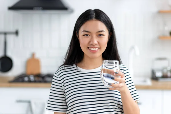 Healthy Lifestyle Concept Beautiful Young Asian Woman Holding Glass Clean — Foto de Stock