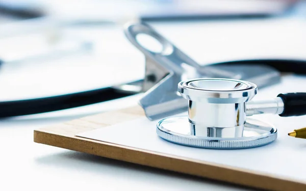 Medical Stethoscope Head Lying Clipboard Doctors Desk — Stockfoto