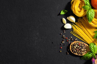 Makarna, domates, biber, sarımsak ve maydanozlu İtalyan yemek malzemeleri.
