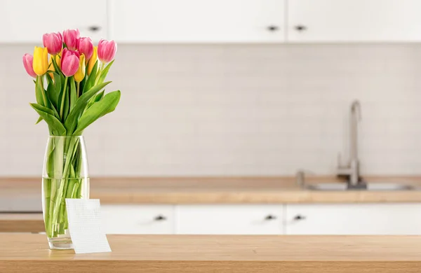 Strauß Schöner Tulpen Auf Dem Küchentisch Mit Leerem Blatt Papier — Stockfoto