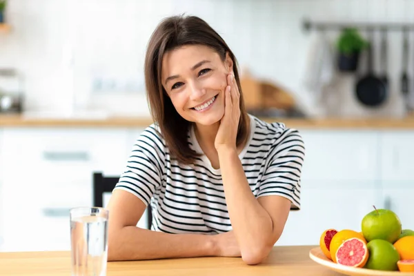 Healthy Lifestyle Concept Caucasian Cheerful Young Woman Sits Home Kitchen — Foto de Stock