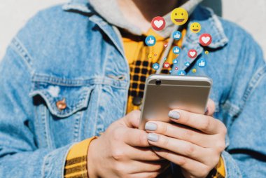 Genç bir kadın canlı yayını ayakta izliyor. Çevrimiçi iletişim, sosyal ağlar