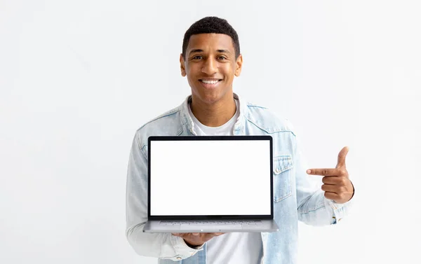 Πορτρέτο Του Νεαρού Αφροαμερικανού Φορητό Υπολογιστή Λευκό Φόντο Αρσενικό Δείχνει — Φωτογραφία Αρχείου