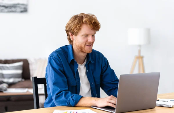 Young Business Owner Man Working Using Laptop Successful Caucasian Businessman — Foto de Stock