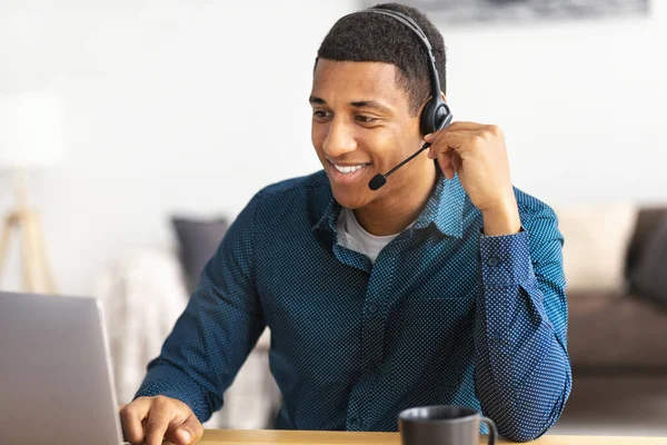 African American Young Man Customer Support Call Center Operator Receptionist — Stock Fotó