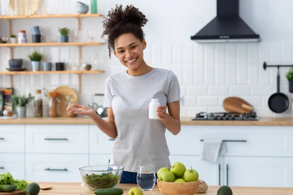 Mujer Afroamericana Feliz Cocina Casera Sosteniendo Una Botella Suplementos Nutricionales —  Fotos de Stock