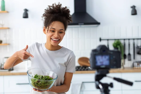 Alimentación Saludable Sonriente Mujer Afroamericana Bloguera Comida Cocinando Comida Saludable —  Fotos de Stock