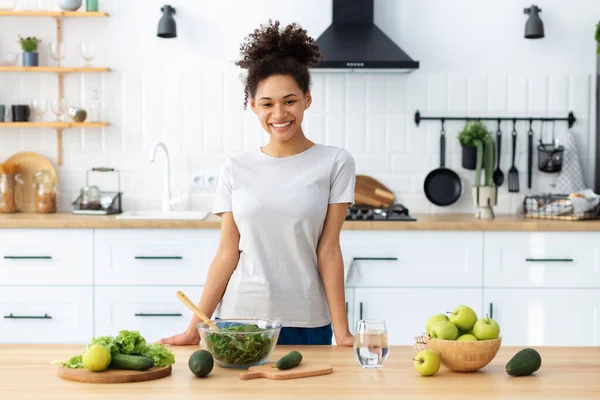 Alimentación Saludable Mujer Joven Afroamericana Preparando Ensalada Cocina Casera Hermosa —  Fotos de Stock