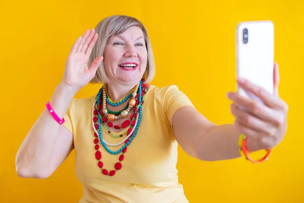 Щаслива Зріла Літня Старша Леді Говорить Мобільний Телефон Стильному Одязі — стокове фото