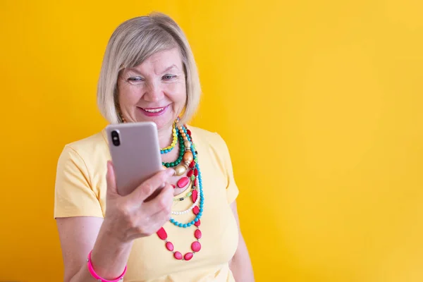 Щаслива Зріла Літня Старша Леді Говорить Мобільний Телефон Стильному Одязі — стокове фото