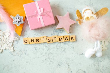 Noel kompozisyonu. Beton arka planda pembe süslemeler. Noel, yeni yıl konsepti, kış. Düz konum, üst görünüm, kopyalama alanı